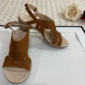 Merrell Women shoes sandals brown suede leather New  without tag